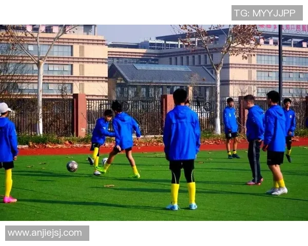 蓝色足球照片展现激情与梦想的完美结合,记录每一次精彩瞬间与团队精神 蓝色足球照片展现激情与梦想的完美结合,记录每一次精彩瞬间与团队精神