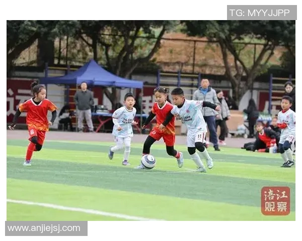 足球决赛白色的荣耀与梦想在绿茵场上交织的瞬间 足球决赛白色的荣耀与梦想在绿茵场上交织的瞬间